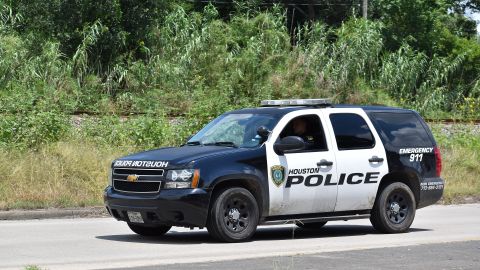 Almendarez era veterano de 23 años de servicio en la oficinal del alguacil que hace poco fue asignado a la división de robo de vehículos.