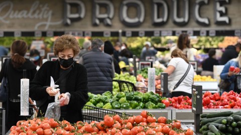 La inflación acaba con el poder de compra de los jubilados en EE.UU. que ya comenzaron a usar sus ahorros
