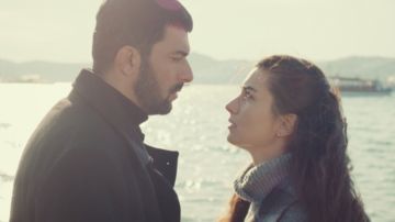 Engin Akyürek y Tuba Büyüküstün son los protagonistas de 'La Hija del Embajador 3'.
