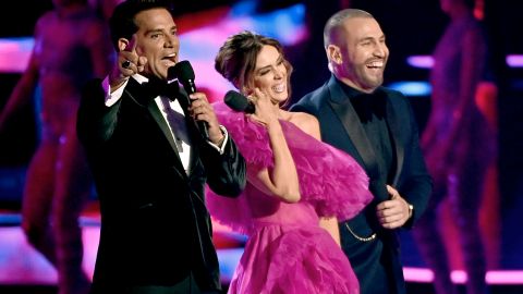 Cristián de la Fuente, Jacky Bracamontes y Rafael Amaya fueron los presentadores de los Latin AMAs 2022.