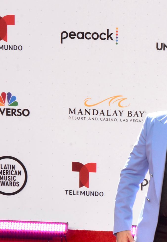 Gerardo Ortiz en los Latin AMAs 2022.