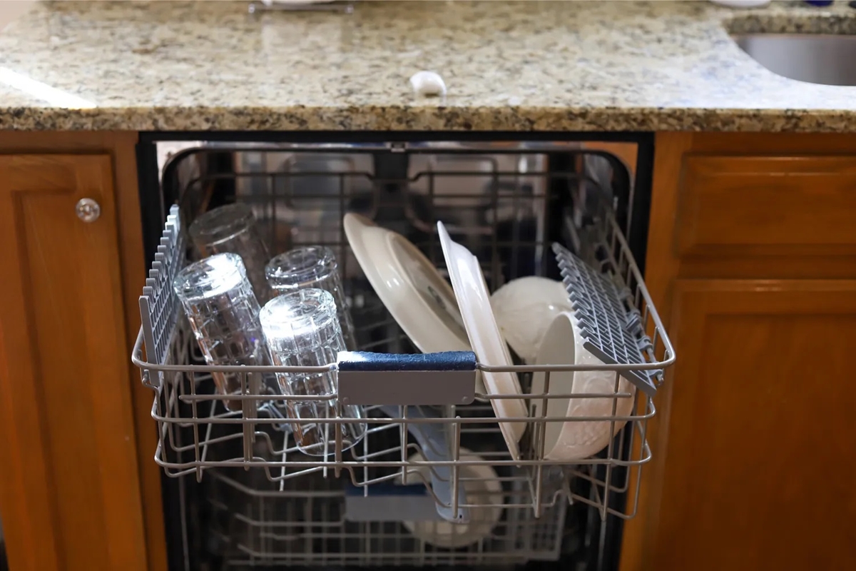 Cómo limpiar el lavavajillas: productos que lo dejarán reluciente -