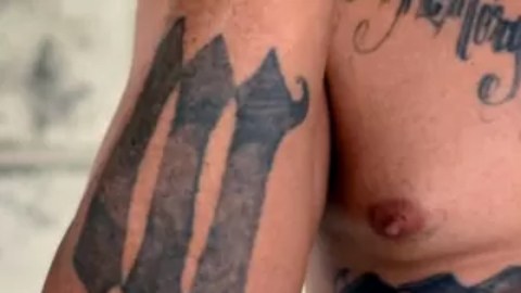 Un marero tatuado.