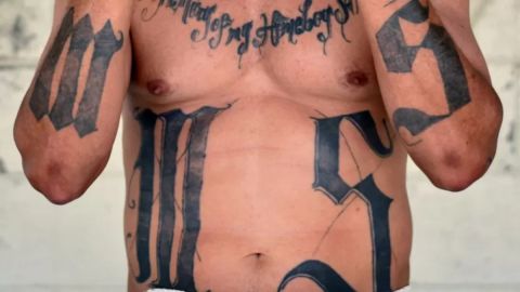 Un marero tatuado.
