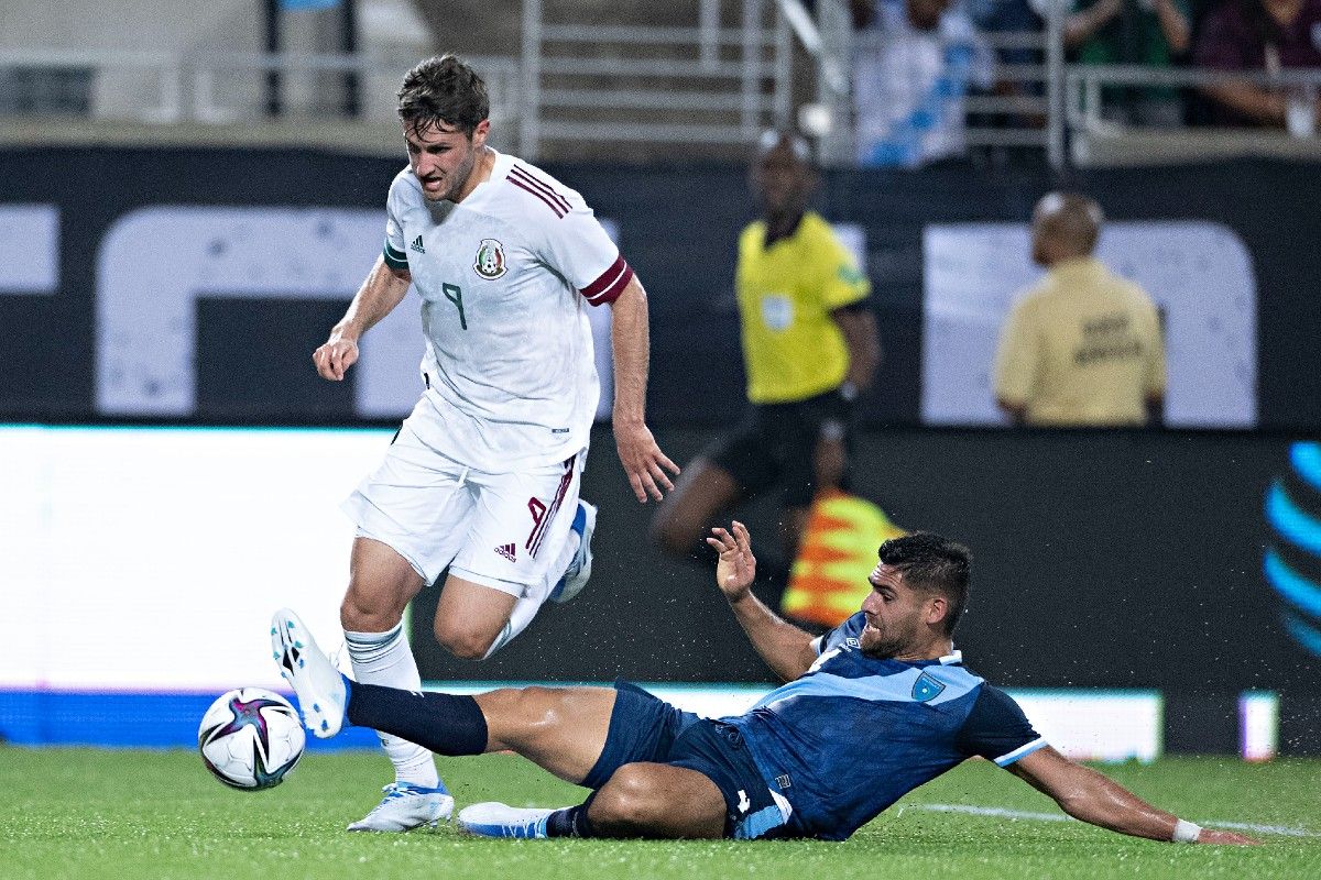 Santiago Jiménez en el partido contra Guatemala.