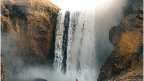 Las autoridades siempre recomiendan a los turistas tomar distancia para ver las cascadas.