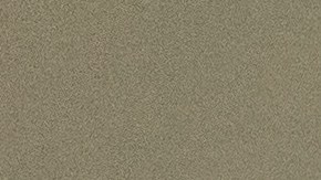 Foto de una mujer mayor frente a una laptop con documentos