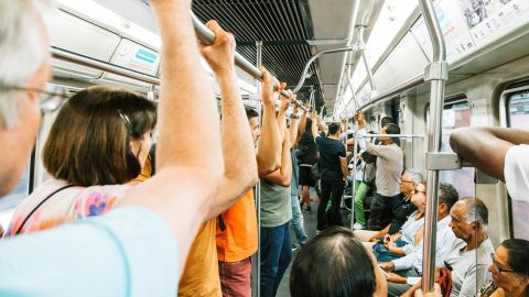 VIDEO: Mujer encuentra a su esposo con la amante y desata pelea en pleno metro