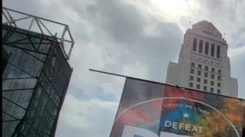 Los inconformes de los mandatos sobre las vacunas se reunieron en Grand Park. (Suministrada)