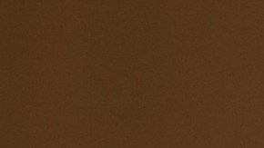 Foto de las manos de una persona sobre una figura de papel que representa a una familia