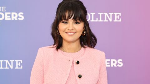 Sin ropa interior, Selena Gomez alza su vestido al bailar un tema de Camila Cabello