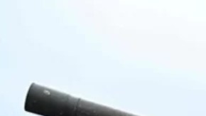 Un soldado ucraniano sobre un tanque ruso destruido