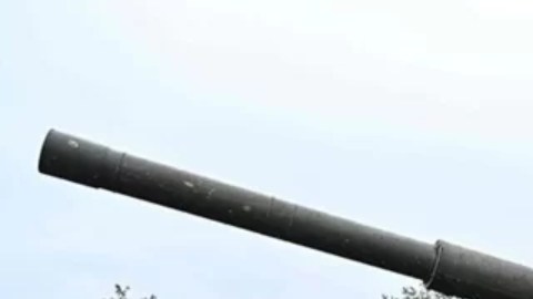 Un soldado ucraniano sobre un tanque ruso destruido