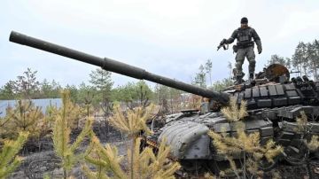 Un soldado ucraniano sobre un tanque ruso destruido