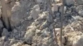 Un soldado ucraniano sostiene un lanzacohetes antitanques