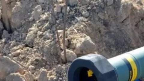 Un soldado ucraniano sostiene un lanzacohetes antitanques