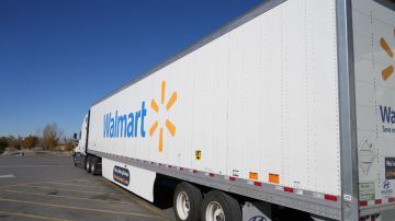 Walmart aumenta el sueldo de sus conductores de camiones: les pagará hasta $110,000 dólares al año