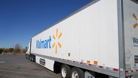 Walmart aumenta el sueldo de sus conductores de camiones: les pagará hasta $110,000 dólares al año