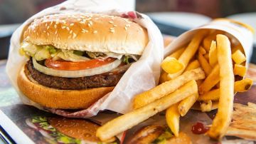 Consumidores demandan a Burger King por el tamaño "engañoso" de las hamburguesas en su publicidad