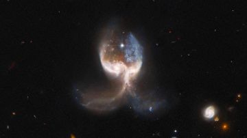 El Telescopio Espacial Hubble captó estas alas galácticas