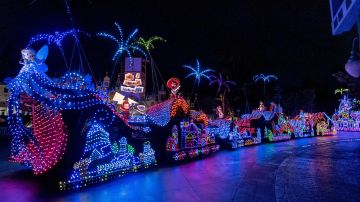 Para conmemorar los 50 años del Main Street Electrical Parade, este show de luces regresa al parque Disneyland por tiempo limitado. Foto: Disneyland Resort