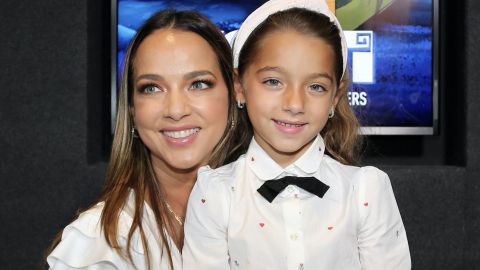 Adamari López con su hija Alaïa Costa en la premiere de "Koati".