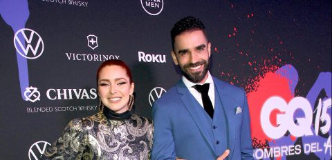 Ariadne Días y Marcus Ornellas desfilan por la alfombra roja de Los Hombres del Año de la revista GQ.