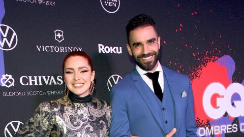 Ariadne Días y Marcus Ornellas desfilan por la alfombra roja de Los Hombres del Año de la revista GQ.