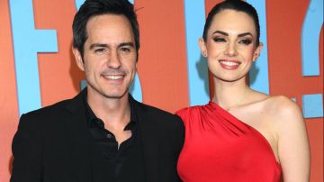 Mauricio Ochmann y su novia Paulina Burrola en la alfombra roja de la premier de la película "¿Y Cómo Es Él?".