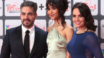Omar Chaparro, Andrea Chaparro y Lucy Ruiz en la alfombra roja de los Premios Platino 2022.