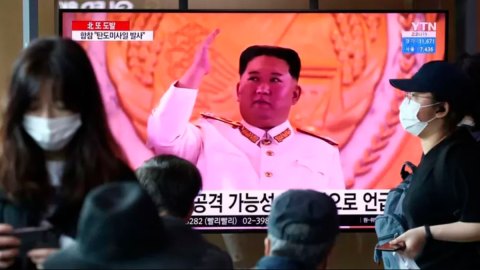Corea del Norte moviliza al ejército para enfrentar la ola de casos de coronavirus, "la mayor convulsión desde la fundación del país"
