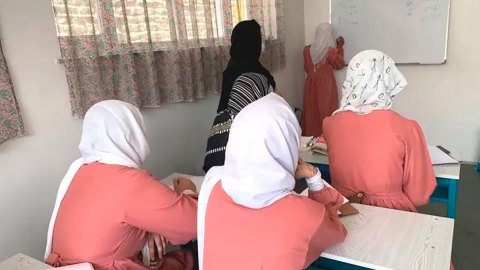 La escuela secreta para niñas afganas que desafía al Talibán