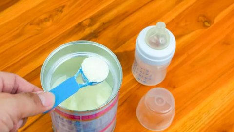 Leche de fórmula: 5 claves sobre la crisis de escasez en EE.UU. que llevó al gobierno a autorizar importaciones de emergencia