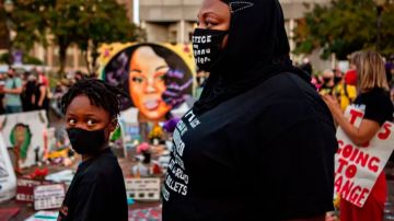 Qué es "la charla", la conversación que los padres negros tienen con sus hijos para enseñarles cómo enfrentar el racismo y los abusos policiales en Estados Unidos