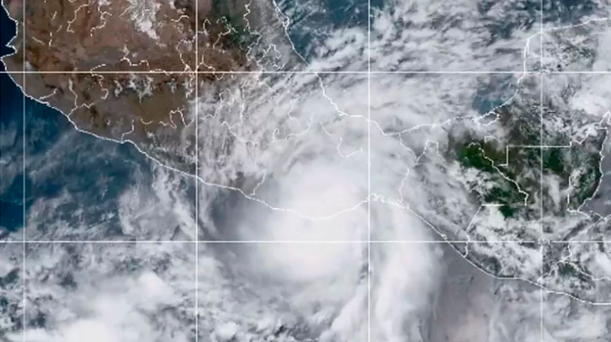Agatha se convierte en tormenta tropical tras tocar tierra en México como el huracán más intenso en afectar el país en el mes de mayo