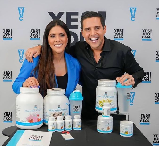 Francisca junto a su amigo y fundador de Yes You Can! que la llevó a perder 50 libras.