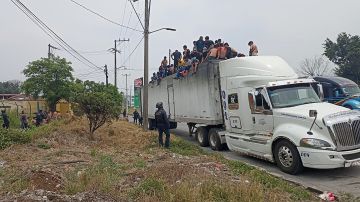 Hallan en México a 310 migrantes a punto de desvanecerse ocultos en una caja de tráiler