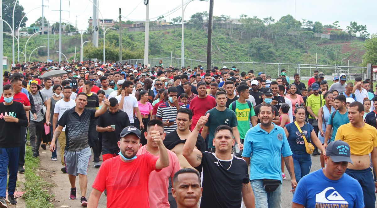 Miles de inmigrantes protestan en Tapachula porque México no les da documentos migratorios.