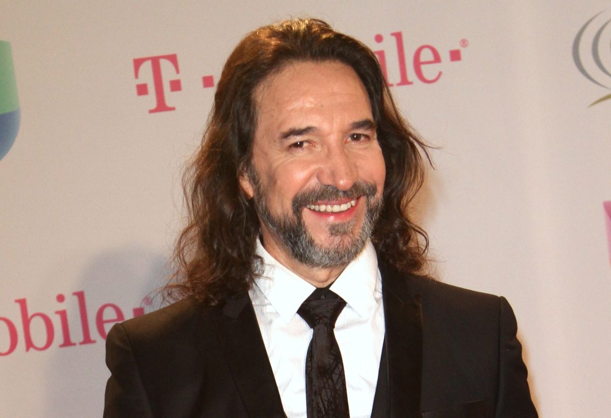 Marco Antonio Solis responds to his grandmother who received as a personalized cardboard gift ‘Boyfriend Albuque’