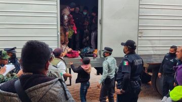 431 migrantes localizados en dos tráileres en Tlaxcala (6 de mayo)