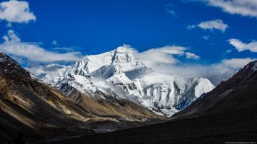 China instala la estación meteorológica más alta del mundo en el Everest