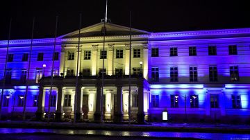 El ayuntamiento de Helsinki, iluminado con los colores de la bandera ucraniana el pasado 24 de febrero