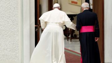 El papa Francisco no puede andar por una lesión de rodilla