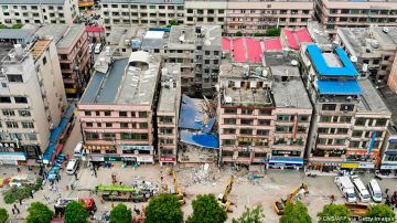 Decenas de desaparecidos tras el derrumbe de un edificio de seis plantas en China