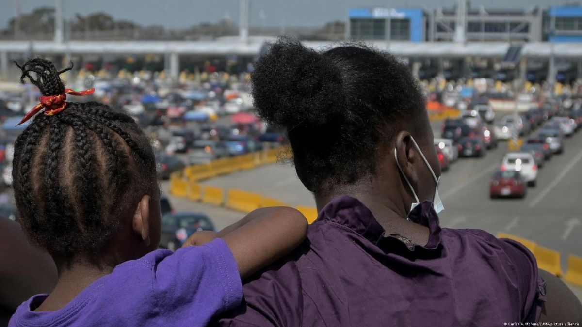 Una migrante haitiana espera pasar hacia Estados Unidos en la ciudad fronteriza de Tijuana, México. (Archivo 21.03.2022)