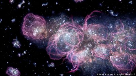 Unos científicos plantean que el universo podría dejar de expandirse "muy pronto"