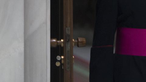 Papa Francisco se presenta en silla de ruedas por primera vez debido a dolor de rodilla