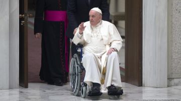 Papa Francisco se presenta en silla de ruedas por primera vez debido a dolor de rodilla