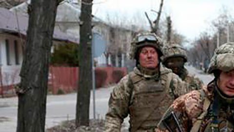 Rusia dice que 694 militares ucranianos se rindieron en Azovstal