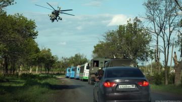 Autobuses que supuestamente transportaban a militares ucranianos que se rindieron en la planta siderúrgica de Azovstal.